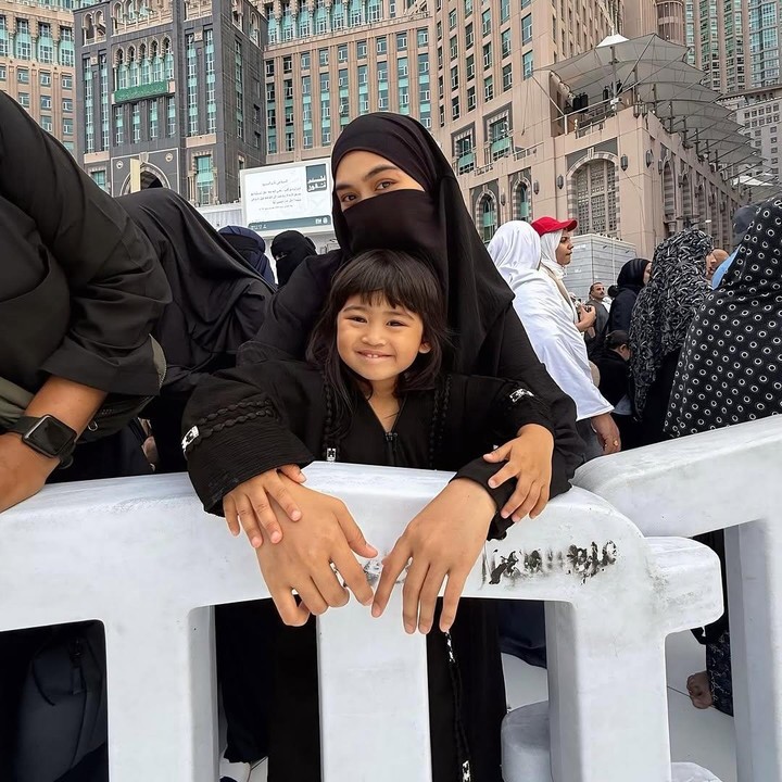 <p>Momen ini dibagikan langsung oleh Ricis melalui laman Instagram-nya, Bunda. Dalam sebuah potret, terlihat dirinya mengenakan pakaian serba hitam bersama sang putri. (Foto: Instagram: @riaricis1795)</p>