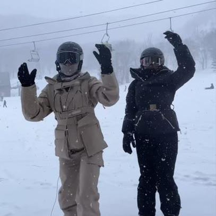 <p>Nana dan Naysilla juga menunjukkan kepiawaian mereka bermain ski saat liburan ini. Kakak beradik ini tampaknya sudah tak asing dengan aktivitas di tengah salju ini, Bunda. (Foto: Instagram @naymirdad/ @nanamirdad_)</p>