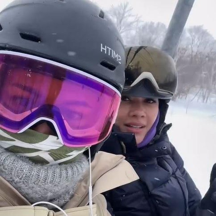 <p>Kakak beradik, Nana dan Naysilla Mirdad, tengah quality time bareng ke Jepang, Bunda. Melalui unggahan di Instagram Stories, Nana dan Naysilla membagikan potret keseruan saat main ski bareng di Kota Niseko di Hokkaido, Jepang. (Foto: Instagram @naymirdad/ @nanamirdad_)</p>