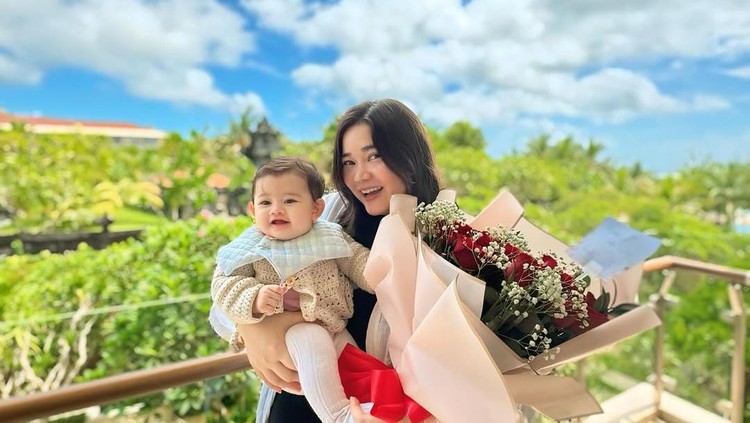 Olivia Sumargo tetap memompa ASI saat putrinya, Biel, yang berusia 7 bulan. Lantas sampai kapan busui bisa pumping? Simak yuk penjelasannya berikut ini, Bunda.