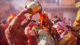 FOTO: Semarak Festival Holi, Penanda Musim Semi Tiba di India