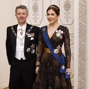 Ratu Mary dari Denmark Kenakan Tiara Langka dan Gelang Bersejarah dengan Pesan Romantis!