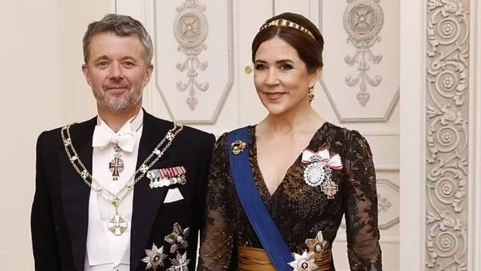 img-title Ratu Mary dari Denmark Kenakan Tiara Langka dan Gelang Bersejarah dengan Pesan Romantis!