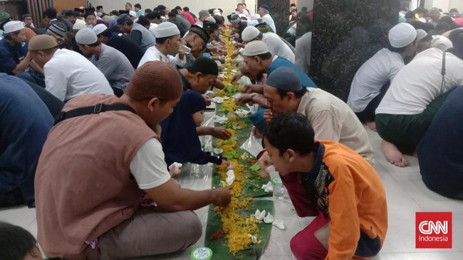 Tradisi megibung di Masjid Baitul Makmur, Denpasar Barat, dilakukan setelah salat magrib berjemaah pascaberbuka puasa di bulan Ramadan.