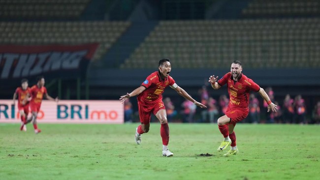 Bintang-bintang Timnas Indonesia memberikan reaksi usai Rizky Ridho mencetak gol 'gila' dari jarak jauh saat Persija Jakarta menghadapi Arema di Liga 1.