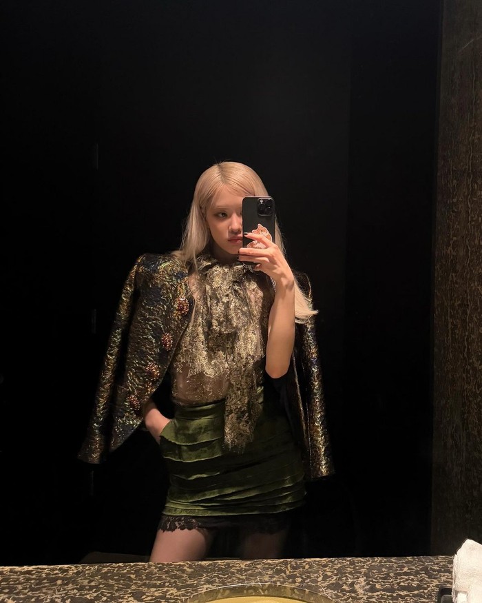 Rosé tampil glamor saat menghadiri jamuan makan malam pra-Oscar. Jaket bersulam jacquard dari Saint Laurent yang elegan semakin menonjolkan pesonanya di antara bintang-bintang Hollywood./ Foto: Instagram/roses_are_rosie