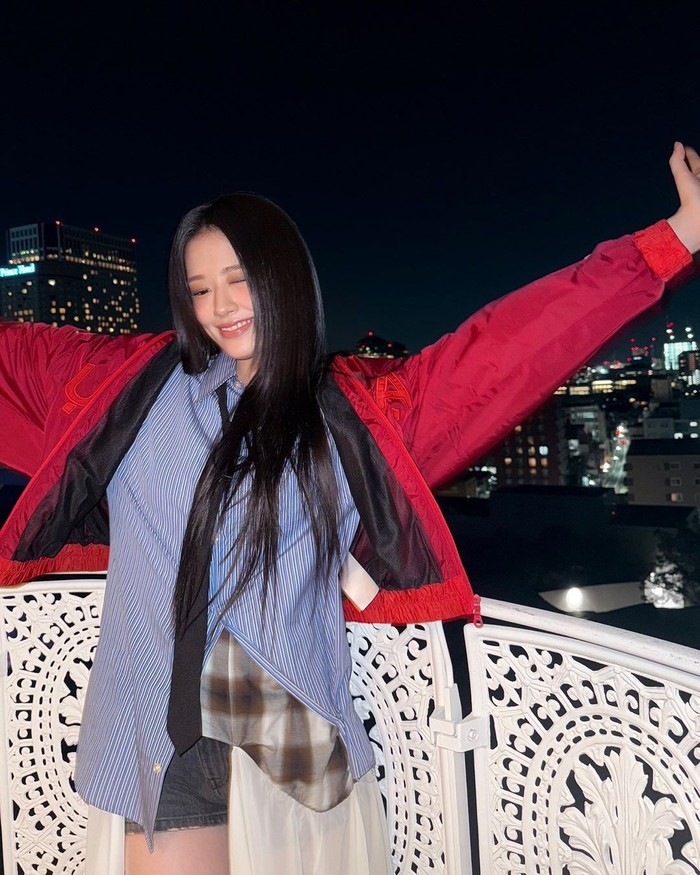 Segarnya musim semi dapat dirasakan dari gaya jaket merah Yujin. Sentuhan warna merah cerah bisa membuat kemeja dan dasi bernuansa netral terlihat lebih segar dan terlihat energik./ Foto: Instagram/_yujin_an