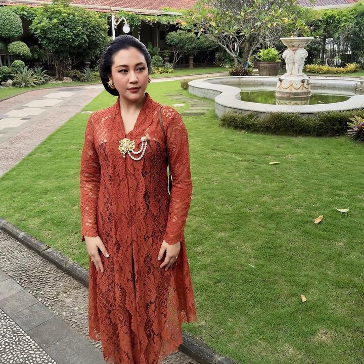 <p>Dalam acara tersebut, perempuan 34 tahun itu turut menyaksikan budaya serta sejarah Solo yang telah dilestarikan secara turun temurun. Mulai dari upacara, arsitektur, hingga koleksi dokumen yang dijaga di perpustakaan. (Foto: Instagram: @sherinamunaf)</p>
