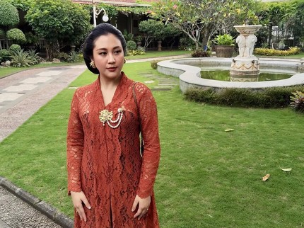 Momen Sherina Berkebaya Hadiri Acara Pangeran Solo, Intip 5 Potret Anggunnya
