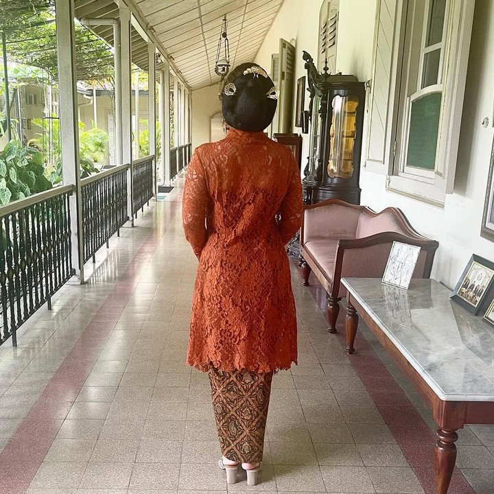<p>Dalam foto, Sherina tampil menawan dengan kebaya brukat warna terakota. Rambut panjangnya pun disanggul cantik dan dilengkapi dengan tusuk konde warna emas. (Foto: Instagram: @sherinamunaf)</p>