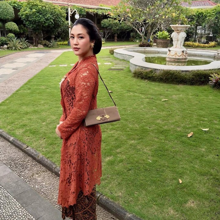 <p>"Bulan lalu menghadiri Jumenengan Mangkunegara X di Pura Mangkunegaran Solo. Menyaksikan budaya dan sejarah yang telah dilestarikan secara turun temurun, baik dari upacara, arsitektur, kesenian musik dan tari, serta koleksi dokumen bersejarah yang dijaga dan diteliti di perpustakaan Reksa Pustaka," kata Sherina. (Foto: Instagram: @sherinamunaf)</p>