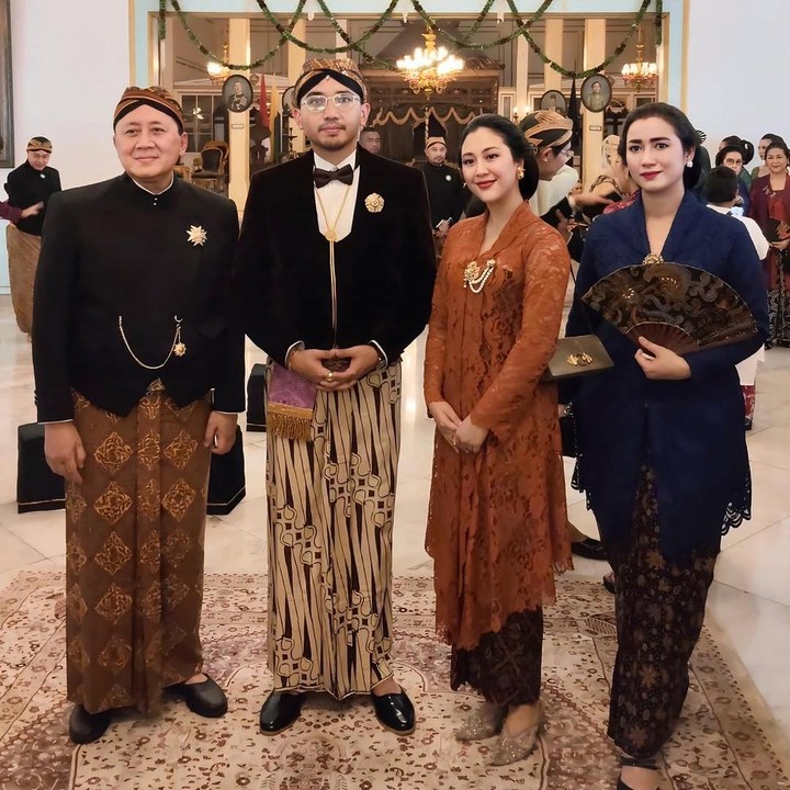 <p>Sherina juga memadukan kebayanya ini dengan kain batik warna senada. Tidak lupa ia memakai <em>wedges</em> blink-blink warna <em>silver</em>. (Foto: Instagram: @sherinamunaf)</p>