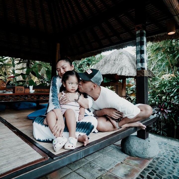 <p>Siti Badriah dan suami pertama kali mengumumkan kabar kehamilan kedua ini pada Desember 2024. Pada awal Februari, keduanya mengadakan acara <em>gender reveal</em> untuk mengungkap jenis kelamin anak kedua mereka. Pasangan ini bakal kembali dikaruniai anak perempuan, Bunda. (Foto: Instagram @krisjianabah)</p>
