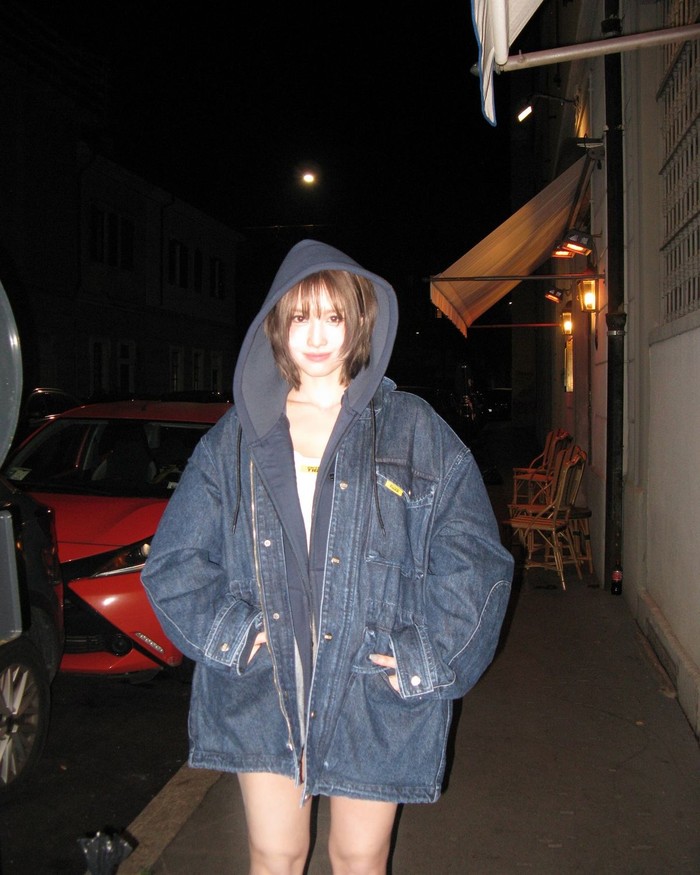 Style jaket denim oversized ala Momo terlihat simple namun trendy. Jaket denim ini cocok dipadukan dengan kaus hoodie motif kotak atau kaus oblong untuk tampilan santai tapi tetap stylish./ Foto: Instagram/momo