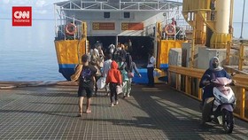 VIDEO: Kapal Terbatas, Ratusan Warga Pulau Raas Sumenep Mulai Mudik