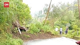 VIDEO: Tebing Longsor Tutupi Akses ke Kawasan Gunung Bromo