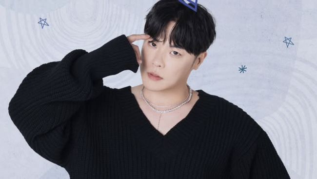Wheesung merupakan penyanyi R&B dan produser musik yang memulai karier dari musik underground hingga merambah jadi aktor musikal.