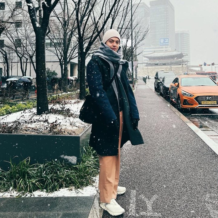 <p>Dalam unggahan lainnya, Angga juga membagikan potretnya sendiri ketika menikmati salju di Seoul, Korea Selatan. Foto ini tampaknya diambil oleh sang istri tercinta, Bunda. (Foto: Instagram @angga)</p>