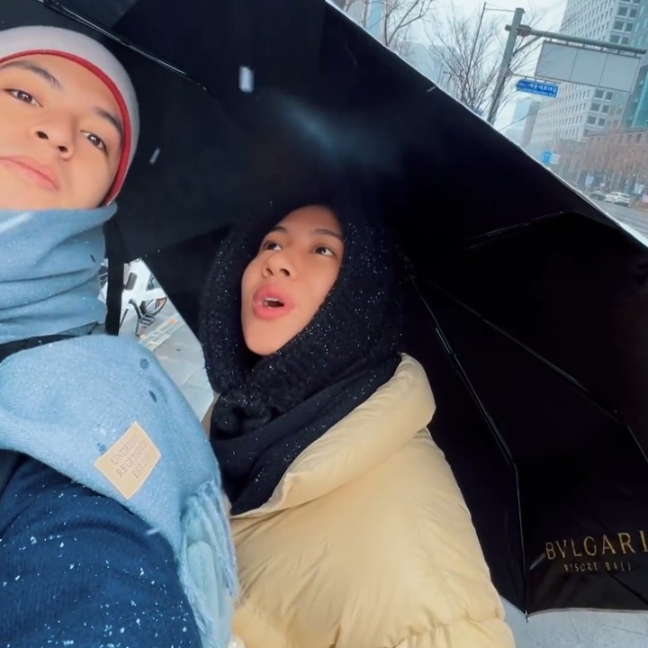 <p>Angga membagikan momen kebersamaannya dengan sang istri selama Korea Selatan di akun media sosial miliknya. Angga dan Shenina terlihat sangat menikmati <em>quality time</em> mereka di tengah musim salju di Korea Selatan. (Foto: Instagram @angga)</p>