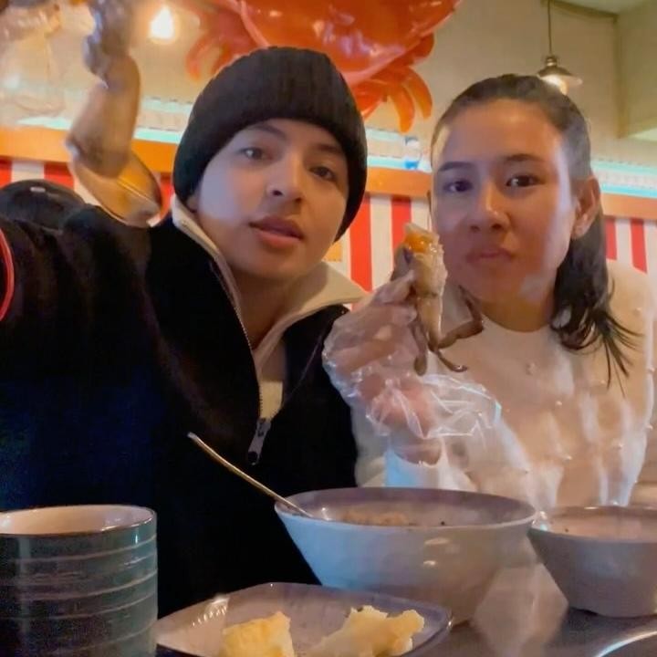 <p>Selama di Korea Selatan, Angga dan Shenina tak hanya menghabiskan waktu untuk berjalan-jalan. Keduanya juga kulineran. Dalam satu video singkat yang diunggah, Angga dan Shenina terlihat sedang menikmati hidangan seafood di salah satu restoran di Korea Selatan. (Foto: Instagram @angga)</p>
