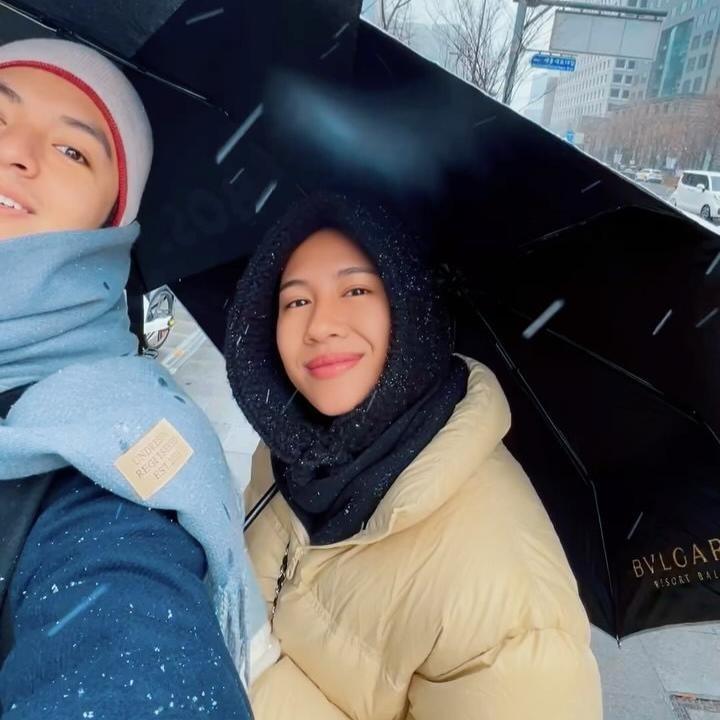<p>Pasangan artis Angga Yunanda dan Shenina Cinnamon resmi menikah pada 10 Februari 2025. Sebulan menikah, pasangan ini memutuskan untuk terbang ke Korea Selatan. Keduanya menjalani awal Ramadhan pertama di Negeri Ginseng setelah resmi menikah. (Foto: Instagram @angga)</p>