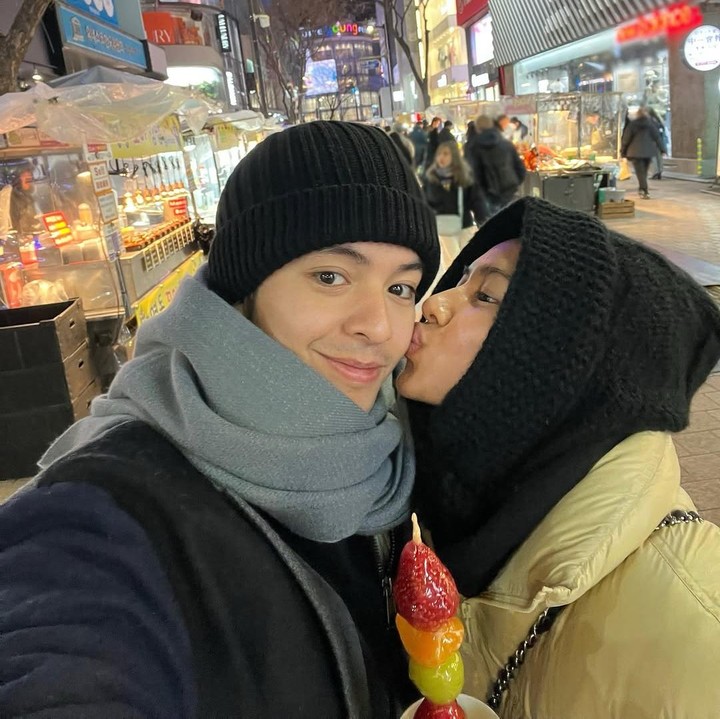 <p>Melalui unggahan di Instagram, Angga menuliskan <em>caption</em> yang <em>sweet</em> untuk menggambarkan Ramadhan pertamanya bersama sang istri di Korea Selatan. "Berbuka sama yang manis," tulis Angga. (Foto: Instagram @angga)</p>