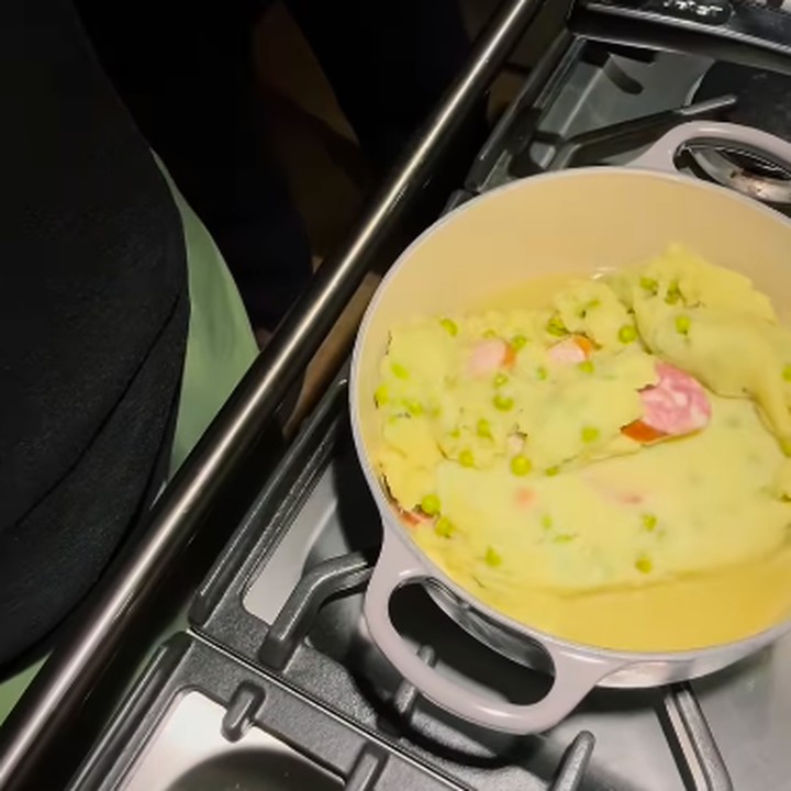 <p>"Sup <em>homemade</em> beku dengan bakso beku buat buka. Maklum hari Minggu malas ngapa-ngapain. Selamat buka guys. Kalian menunya apa?" ungkap Anggun. (Foto: Instagram: @anggun_cipta)</p>