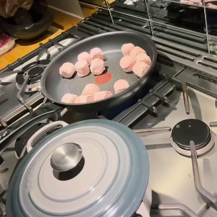 <p>Tidak hanya itu, Anggun juga memanaskan bakso beku pada wajan yang berbeda. Meski hanya hidangan sederhana, sang suami tetap bersemangat menanti hidangan tersebut. (Foto: Instagram: @anggun_cipta)</p>