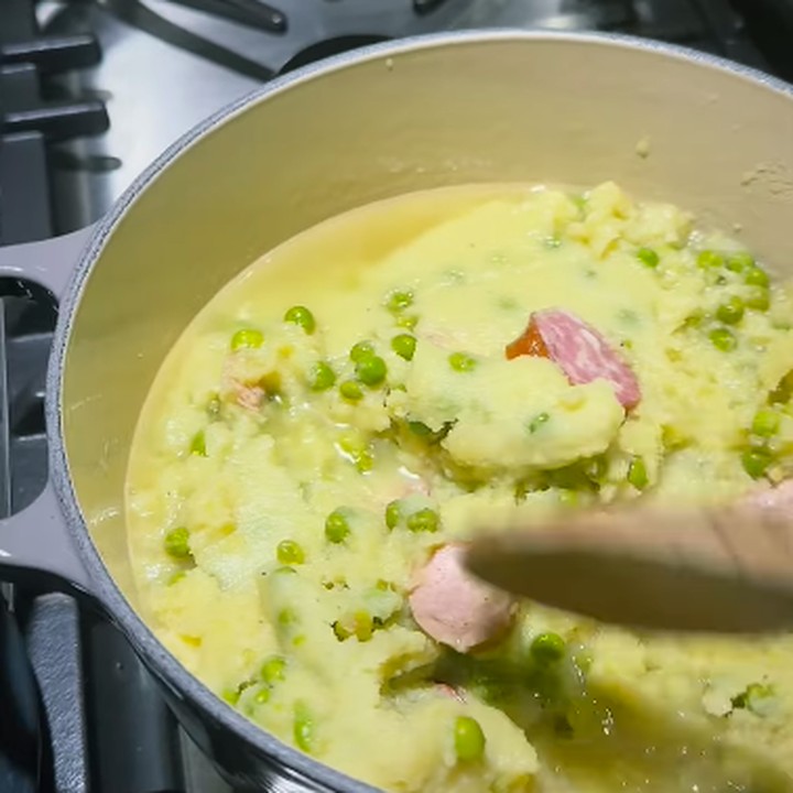 <p>"Sup-nya <em>homemade</em>. Dan karena ada terlalu banyak, jadi dibekukan deh," tutur Anggun seraya mengaduk sup yang ia bekukan. (Foto: Instagram: @anggun_cipta)</p>