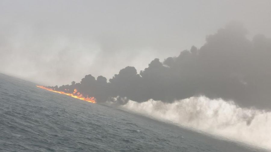 Gambar nan disediakan oleh Bartek Śmiałek ini menunjukkan asap mengepul dari sebuah kapal setelah sebuah kapal kargo menabrak sebuah kapal tanker nan membawa bahan bakar jet di lepas pantai Inggris timur pada hari Senin, 10 Maret 2025, menyebabkan kebakaran dan membikin bahan bakar mengalir ke Laut Utara. (Bartek Śmiałek via AP)