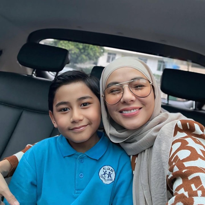 <p>"Kenapa Allah hadirkan anak laki-laki di hidupmu? Karena Allah tahu Ibunya butuh seseorang yang menjaga dia dan menjadi pelindungnya. Menjadi lelaki yang mengusap air mata Ibunya di kala sedih, menjadi penguat ibunya, menjadi sosok laki-laki yang menyayangi Ibunya, baik di dunia maupun akhira. <em>Amin Allahumma aamin</em>," tulis Meisya seraya menyisipkan emotikon hati. (Foto: Instagram: @meisya__siregar)</p>