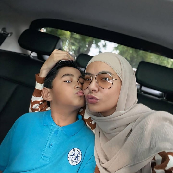 <p>Usai dua kali melahirkan anak perempuan, Meisya pun bersyukur dikaruniai anak laki-laki. Ia menyebut Bambang yang akan menjaga serta menjadi penguatnya baik di dunia maupun di akhirat. (Foto: Instagram: @meisya__siregar)</p>