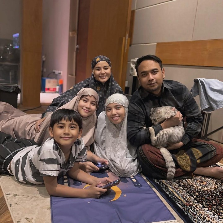 <p>Setelah menikah dengan Bebi Romeo, Meisya Siregar dikaruniai tiga orang anak, Bunda. Mereka adalah Lyrics Syabila Mu Saqeena, Song Louisa Mu Khadijah, dan Muhammad Bambang Arr Ray Bach. (Foto: Instagram: @meisya__siregar)</p>
