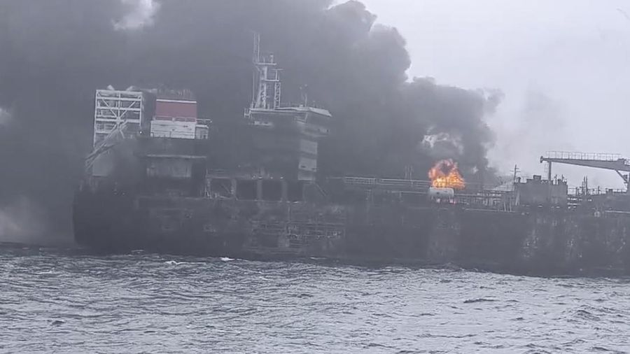 Gambar nan disediakan oleh Bartek Śmiałek ini menunjukkan asap mengepul dari sebuah kapal setelah sebuah kapal kargo menabrak sebuah kapal tanker nan membawa bahan bakar jet di lepas pantai Inggris timur pada hari Senin, 10 Maret 2025, menyebabkan kebakaran dan membikin bahan bakar mengalir ke Laut Utara. (Bartek Śmiałek via AP)