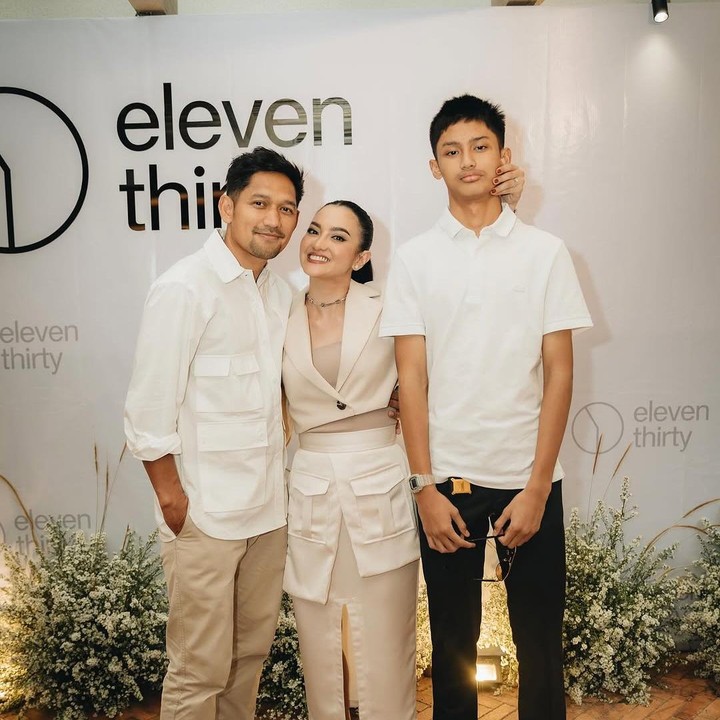 <p>Ririn pun turut mengucapkan selamat ulang tahun kepada sang putra sambung, Bunda. Ia berdoa agar Dhofin selalu sehat dan diberikan kebahagiaan. "Selamat ulang tahun Dhofin. Semoga Allah selalu melindungi Dhofin, sehat terus, banyak bahagia, beruntung di manapun kamu berada, segala yang diusahakan dan diinginkan dikabulkan dan mudahkan oleh Allah. Amin YRA," kata Ririn. (Foto: Instagram: @ibnujamilo)</p>