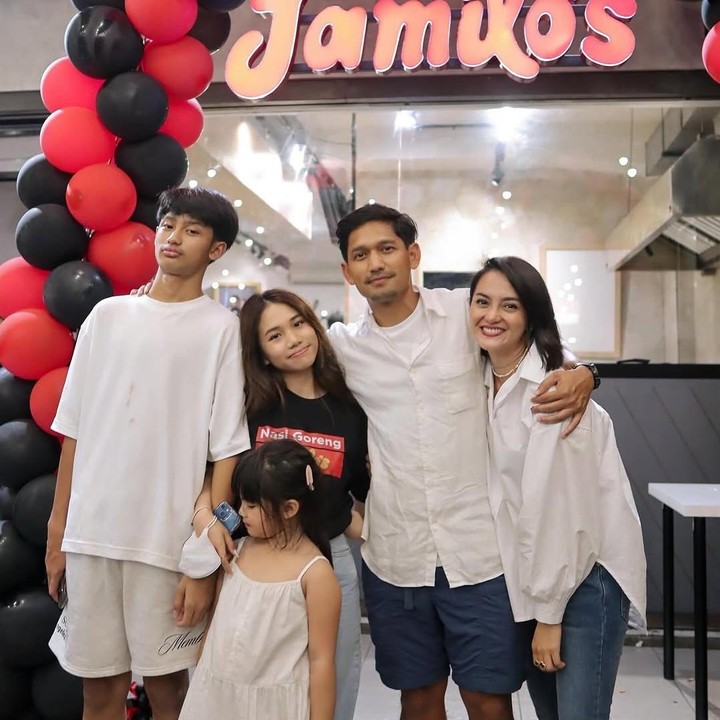 <p>Melalui laman Instagram-nya, Ibnu membagikan berbagai potret kebersamaannya bersama sang putra. Tidak hanya itu, ia juga membagikan kekompakan Dhofin bersama sang Bunda sambung. (Foto: Instagram: @ibnujamilo)</p>