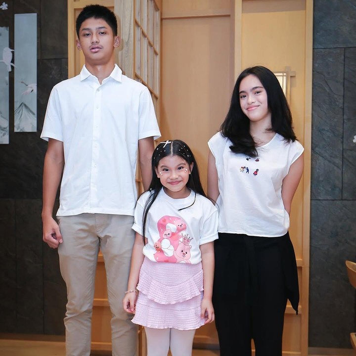 <p>Melihat dari potret lainnya, Dhofin juga terlihat sangat akrab dengan dua saudara sambungnya, Jasmine Abeng dan Abigail Cattleya Putri yang kini berusia delapan tahun. (Foto: Instagram: @ibnujamilo)</p>