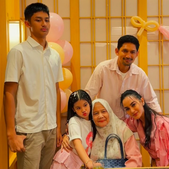 <p>"Selamat ulang tahun ke 18 th Dhofin Maula Jamil <em>@dhofinjamil</em>. Semakin besar, semakin dewasa. Semoga Dhofin diberikan kesehatan, keberkahan, kebahagiaan, kelancaran, keberuntungan, kemudahan untuk apa yang sedang diusahakan dan bisa tercapai, amin. Aku selalu bangga padamu. Dan kita semua sayang Dhofin," tutur Ibnu seraya menyisipkan emotikon hati. (Foto: Instagram: @ibnujamilo)</p>
