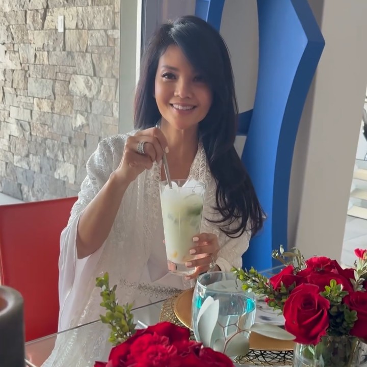 <p>"Di Indonesia, berbuka puasa dengan sesuatu yang manis sebelum beralih ke hidangan gurih adalah hal yang biasa. Makanan yang saya pegang ini adalah Es Teler, makanan favorit masa kecil saya," tulisnya.  (Foto: Instagram @farahquinnofficial)</p>