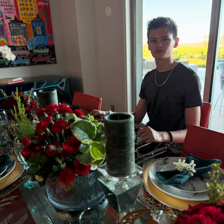 <p>Tidak hanya itu, Farah turut membagikan potret bersama kedua anaknya. Pada sebuah kesempatan, si sulung Armand tampak duduk di meja makan sambil menunggu waktu berbuka. (Foto: Instagram @farahquinnofficial)</p>