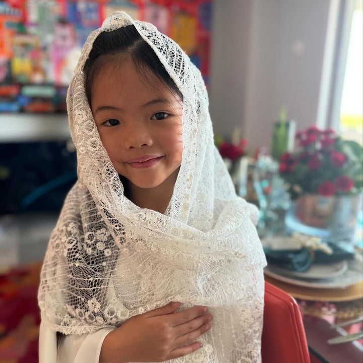 <p>Di foto lainnya, Farah menunjukkan paras cantik sang putri Amaira. Anak bungsu Farah ini terlihat mengenakan kerudung dari selendang tipis berwarna putih. Gemas banget, ya! (Foto: Instagram @farahquinnofficial)</p>