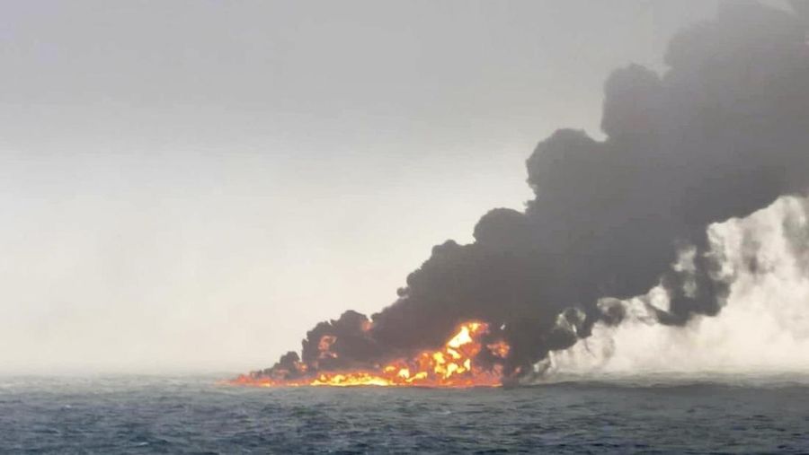 Gambar nan disediakan oleh Bartek Śmiałek ini menunjukkan asap mengepul dari sebuah kapal setelah sebuah kapal kargo menabrak sebuah kapal tanker nan membawa bahan bakar jet di lepas pantai Inggris timur pada hari Senin, 10 Maret 2025, menyebabkan kebakaran dan membikin bahan bakar mengalir ke Laut Utara. (Bartek Śmiałek via AP)