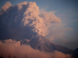 Gunung Berapi Tertinggi di Eurasia Meletus Usai Gempa Rusia