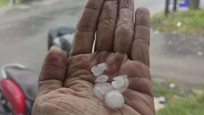 Fenomena Hujan Es di Lampung Barat, BMKG Buka Suara Badan Meteorologi, Klimatologi dan Geofisika (BMKG) mengatakan hujan es disertai angin di Liwa, Kabupaten Lampung Barat, Senin (29/9).