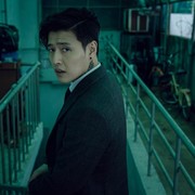 Tampilkan Sisi Baru, Simak Beda Gaya Aktor Kang Ha Neul di Dua Film Korea Terbaru
