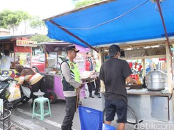 Kapolres Bojonegoro Blusukan ke Warung Kaki Lima Borong Takjil