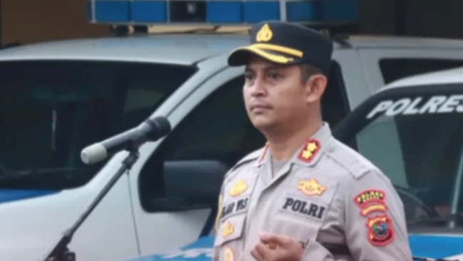 Kapolres Ngada AKBP Fajar Widyadharma masih diperiksa oleh Propam Polri usai ditangkap terkait kasus narkoba, asusila hingga pornografi.