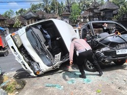 Hindari Batu, Minibus Seruduk Pikap di Jalan Raya Besakih