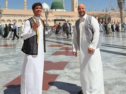 Lirik Lagu Qalbi Fil Madinah - Maher Zain & Harris J