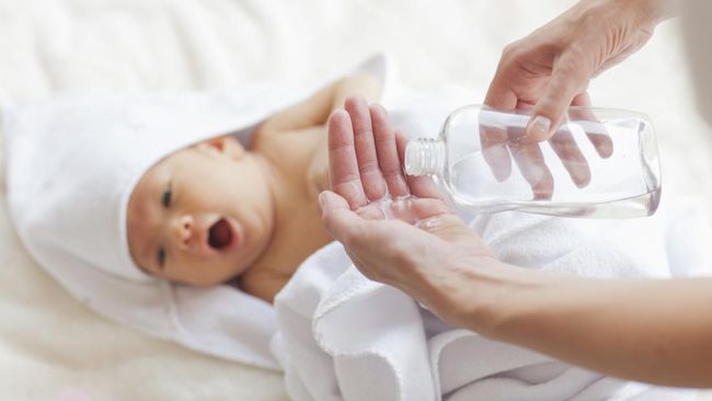 10 Manfaat Baby Oil untuk Anak dan Orang Dewasa yang Jarang Diketahui